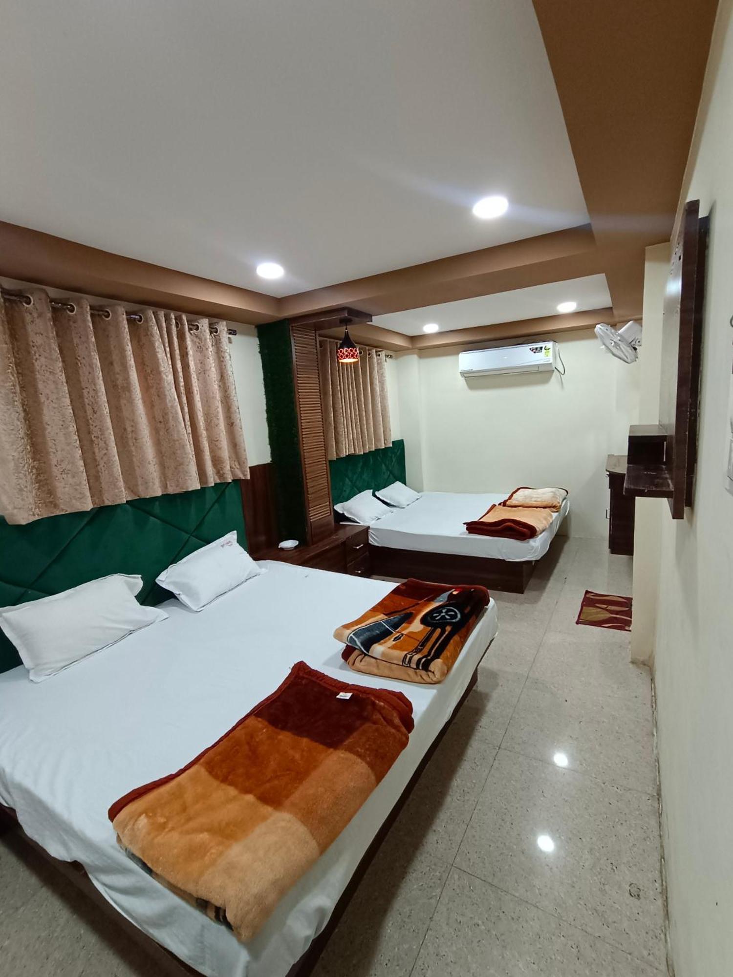 Green Leaf Hotel อุจเจน ภายนอก รูปภาพ