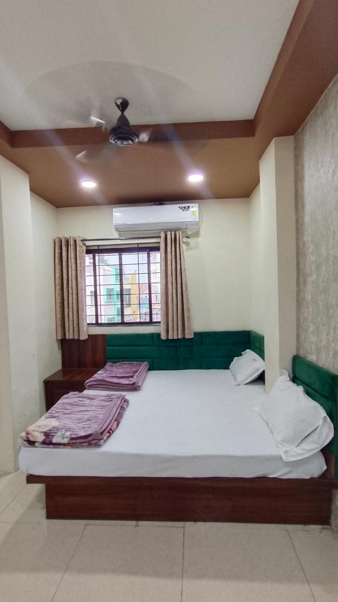 Green Leaf Hotel อุจเจน ภายนอก รูปภาพ