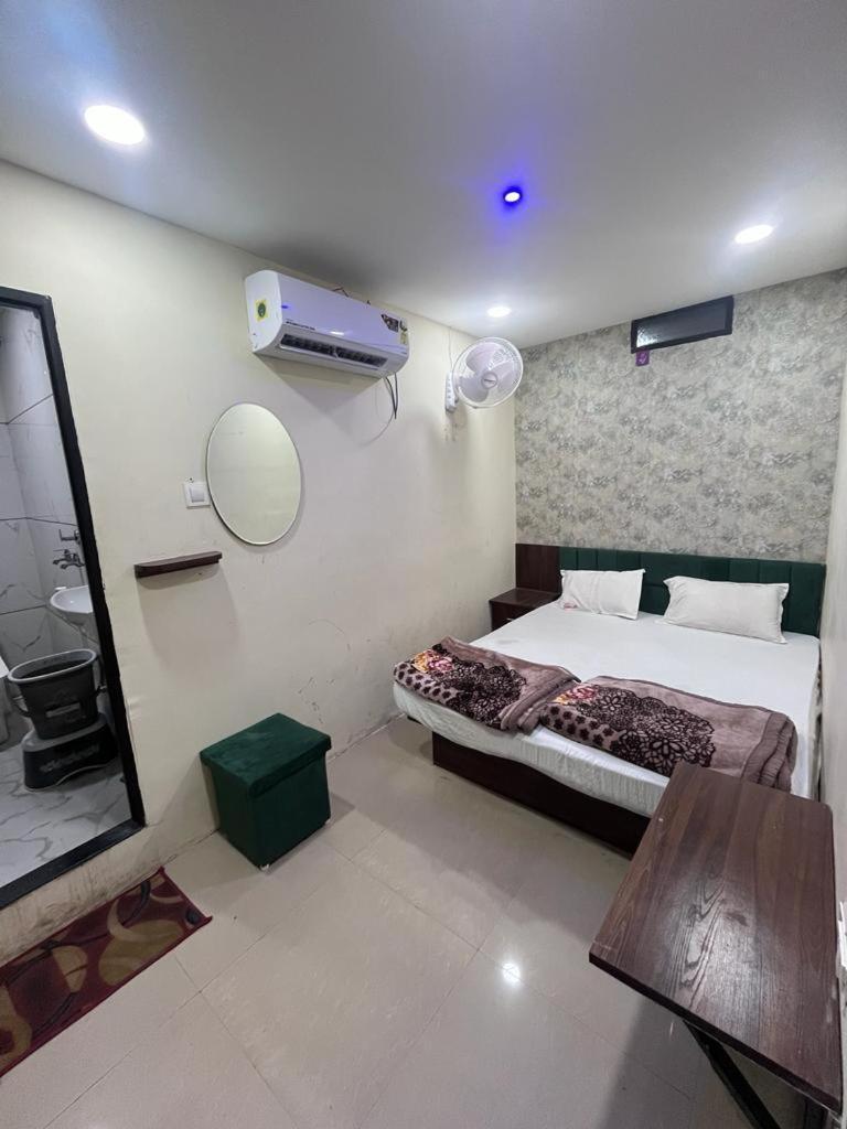 Green Leaf Hotel อุจเจน ภายนอก รูปภาพ