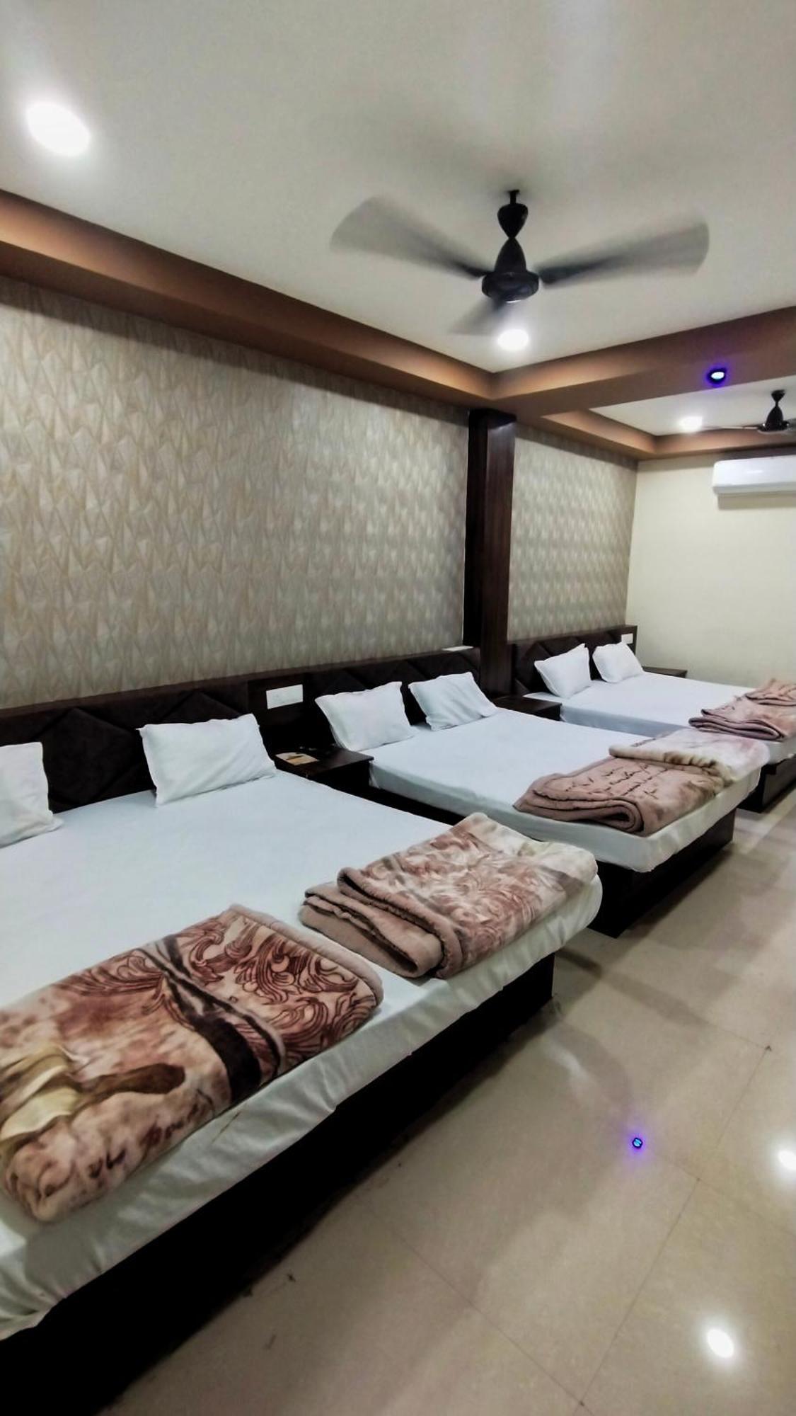 Green Leaf Hotel อุจเจน ภายนอก รูปภาพ