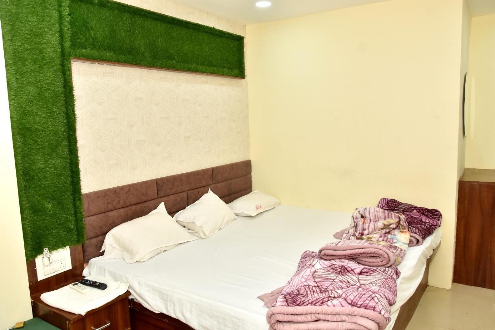 Green Leaf Hotel อุจเจน ภายนอก รูปภาพ