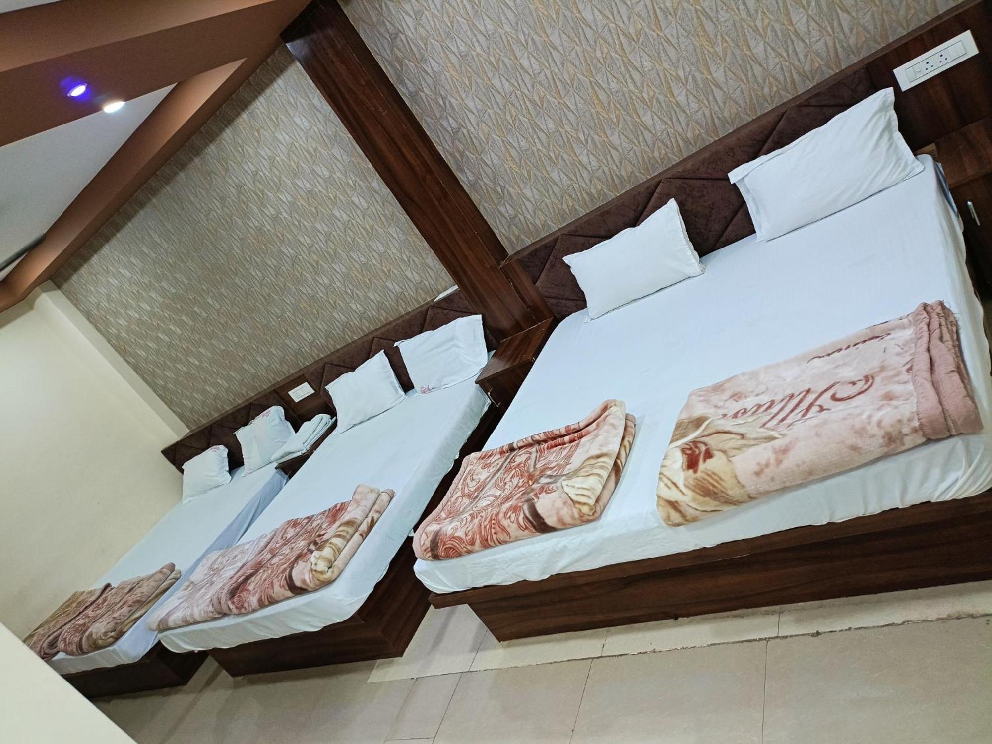 Green Leaf Hotel อุจเจน ภายนอก รูปภาพ