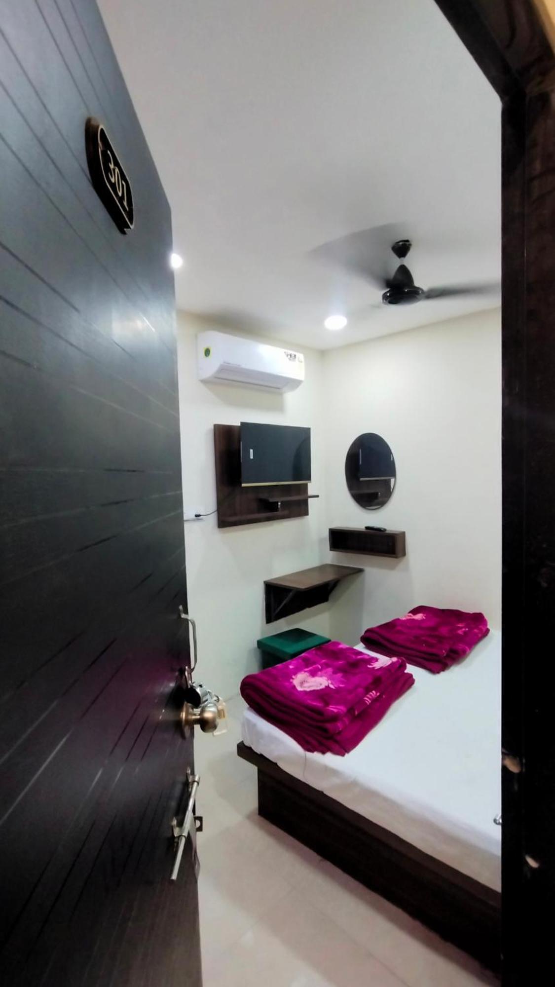 Green Leaf Hotel อุจเจน ภายนอก รูปภาพ