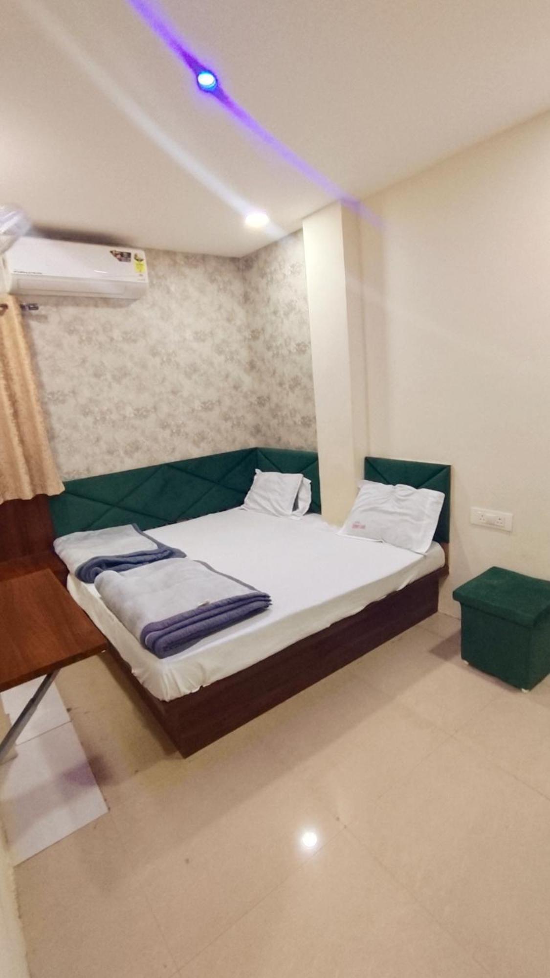 Green Leaf Hotel อุจเจน ภายนอก รูปภาพ