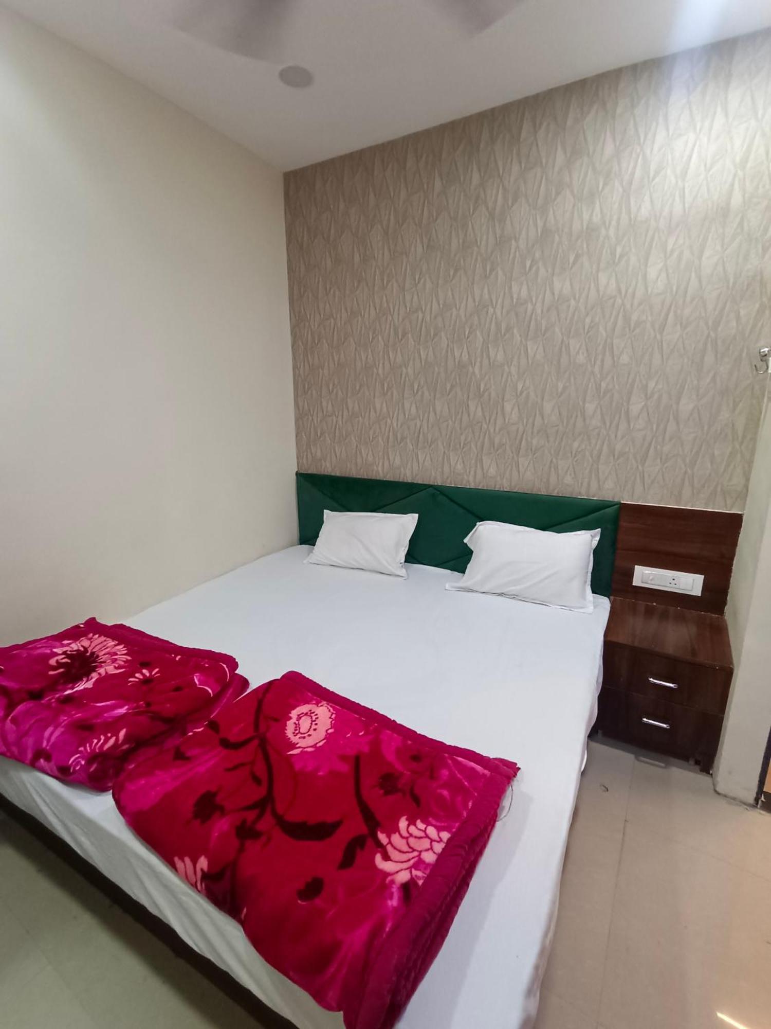 Green Leaf Hotel อุจเจน ภายนอก รูปภาพ