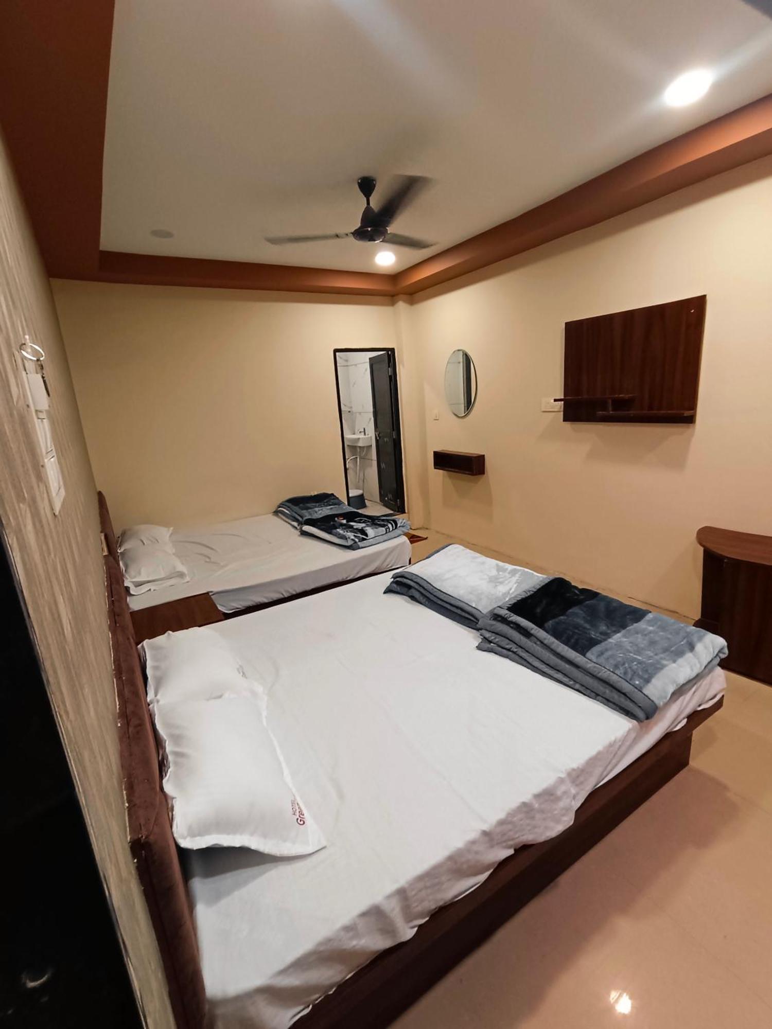 Green Leaf Hotel อุจเจน ภายนอก รูปภาพ