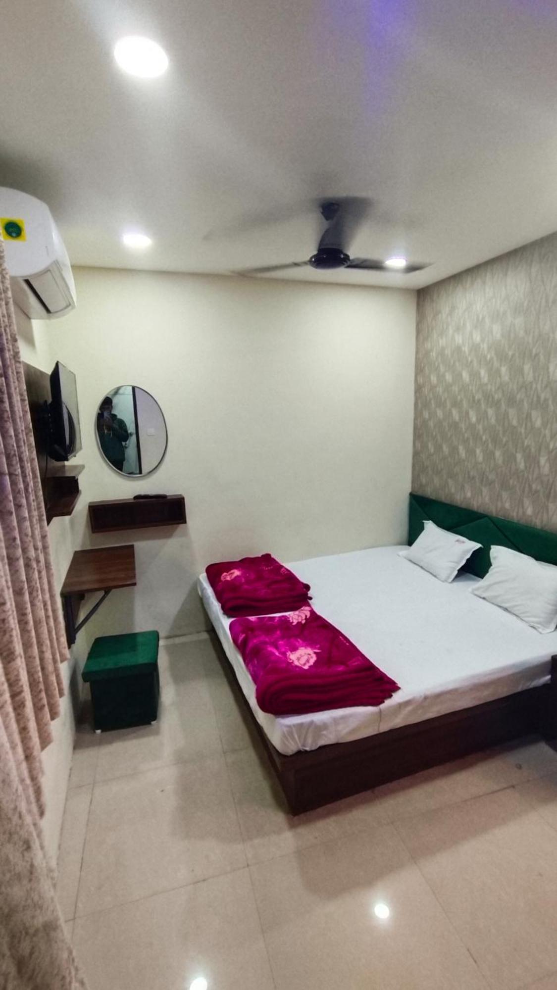 Green Leaf Hotel อุจเจน ภายนอก รูปภาพ