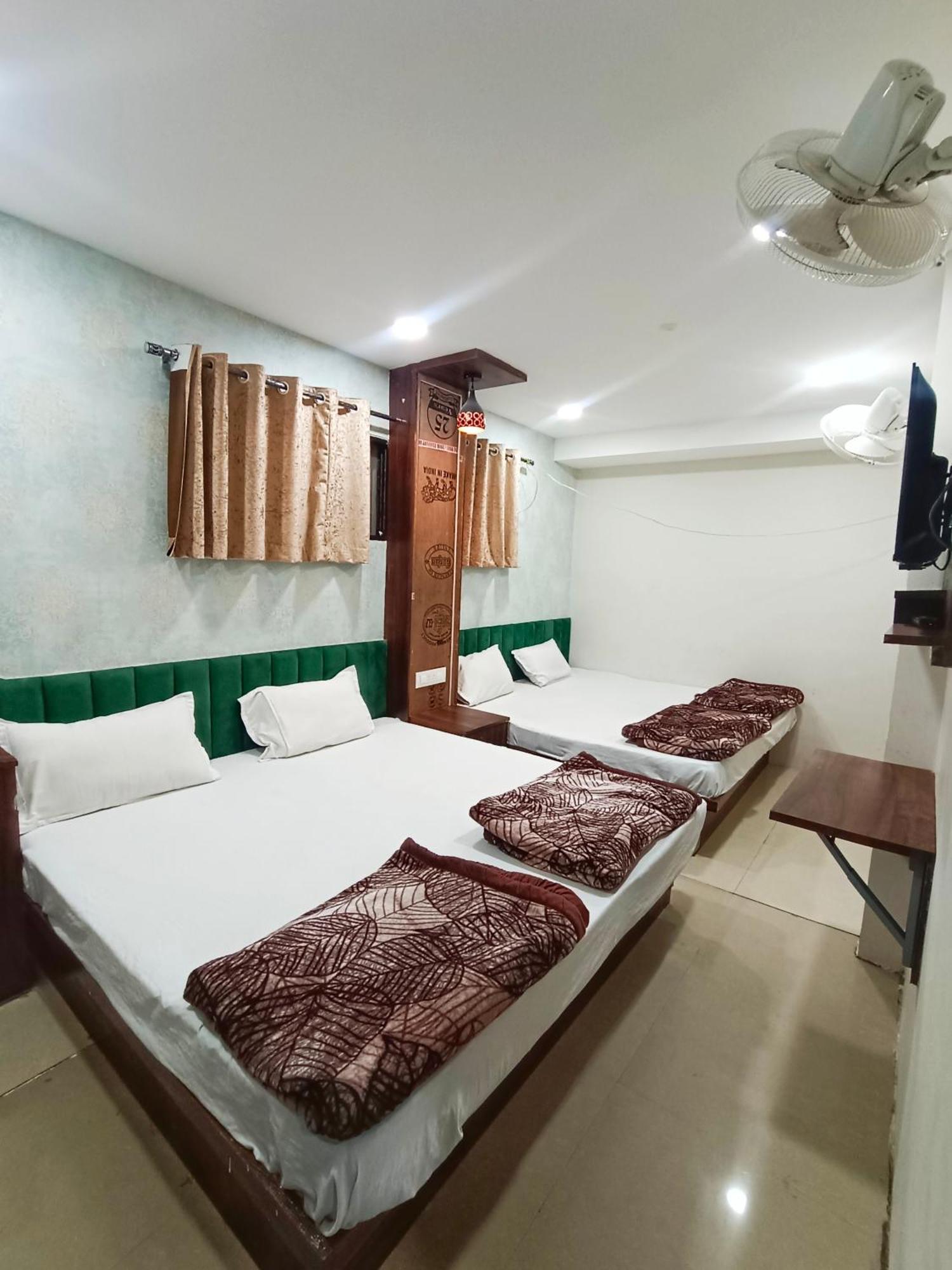 Green Leaf Hotel อุจเจน ภายนอก รูปภาพ