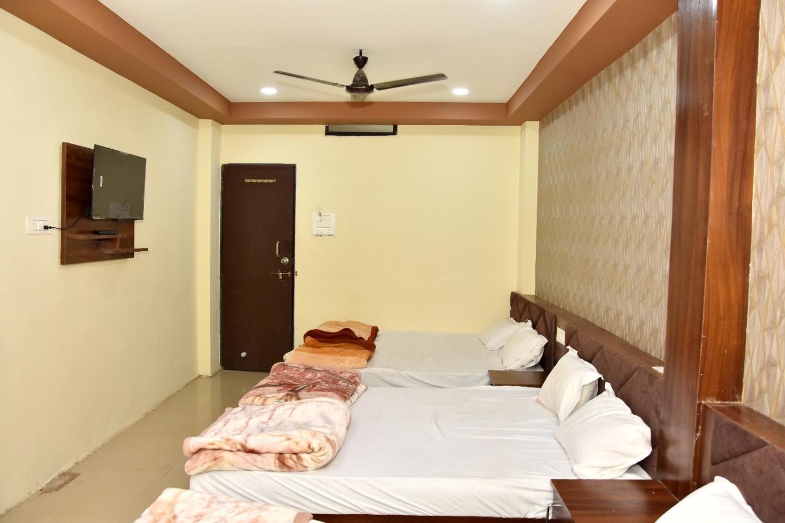 Green Leaf Hotel อุจเจน ภายนอก รูปภาพ